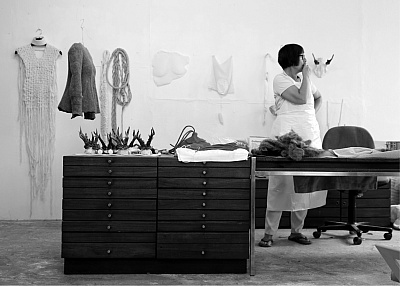 Dagmar Ringel im Atelier, Künstlerin