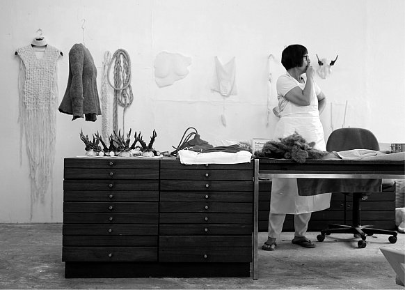 Dagmar Ringel im Atelier, Künstlerin