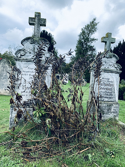 Schiefe, sprechende Grabsteine erzählen die Geschichten von Walfängern auf Föhr.